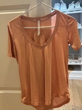 Aritzia Babaton V-neck Baseball hem Tee Pink Mauve Rose Cap Sleeve XS